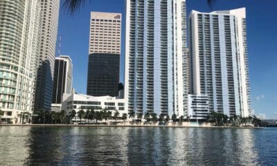 Fotografía de archivo donde se muestra unos edificios nuevos (d) junto a otros en un barrio selectivo de la ciudad de Miami, Florida. EFE/Ana Mengotti