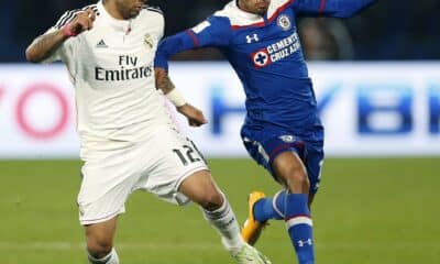 El defensa brasileño del Real Madrid Marcelo Vieira (i) lucha el balón con el ecuatoriano Joao Rojas (d), de Cruz Azul, durante la semifinal del Mundial de Clubes de 2014 en Marrakech (Marruecos). EFE/Chema Moya/Arhivo
MOROCCO SOCCER FIFA CLUB WORLD CUP:Real Madrid's Brazilian defender Marcelo Vieira (L) fights for the ball with Ecuadorian Joao Rojas (R) of Cruz Azul during the FIFA Club World Cup 2014 semi final soccer match between Cruz Azul and Real Madrid in Marrakech, Morocco, 16 December 2014. EFE/Chema Moya