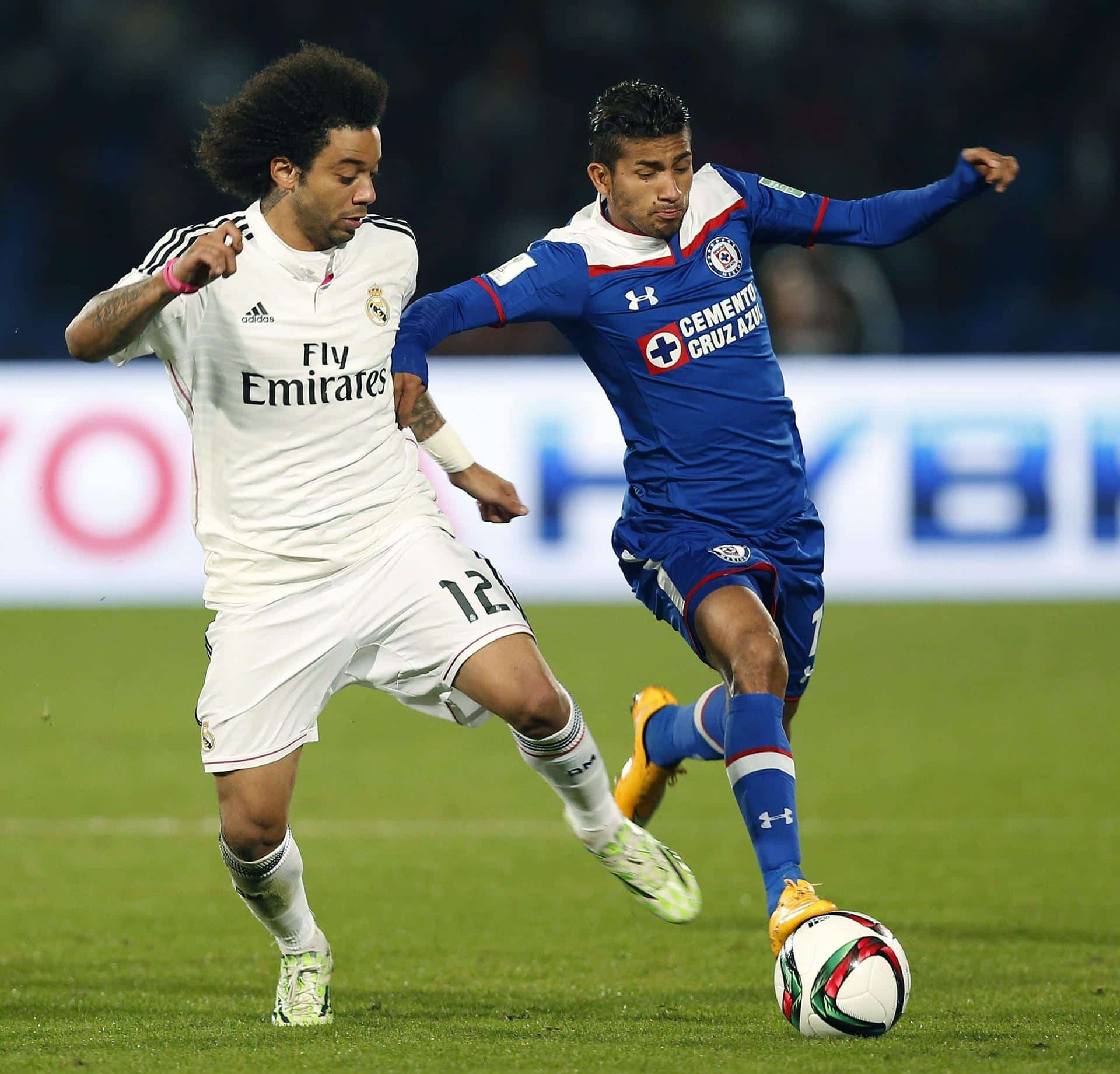 El defensa brasileño del Real Madrid Marcelo Vieira (i) lucha el balón con el ecuatoriano Joao Rojas (d), de Cruz Azul, durante la semifinal del Mundial de Clubes de 2014 en Marrakech (Marruecos). EFE/Chema Moya/Arhivo
MOROCCO SOCCER FIFA CLUB WORLD CUP:Real Madrid's Brazilian defender Marcelo Vieira (L) fights for the ball with Ecuadorian Joao Rojas (R) of Cruz Azul during the FIFA Club World Cup 2014 semi final soccer match between Cruz Azul and Real Madrid in Marrakech, Morocco, 16 December 2014. EFE/Chema Moya