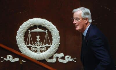 El Primer Ministro francés, Michel Barnier, llega para pronunciar un discurso como parte del debate de la Asamblea Nacional Francesa sobre partes del proyecto de ley del presupuesto de Francia para 2025, en París, Francia, 02 de diciembre de 2024. (Francia) EFE/EPA/MOHAMMED BADRA