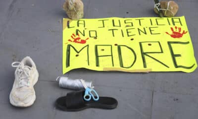 Un grupo de madres buscadoras coloca cartéles, durante una protesta este miércoles frente al Palacio de Gobierno de Chiapas, en la ciudad de Tuxtla Gutiérrez (México). EFE/ Carlos López