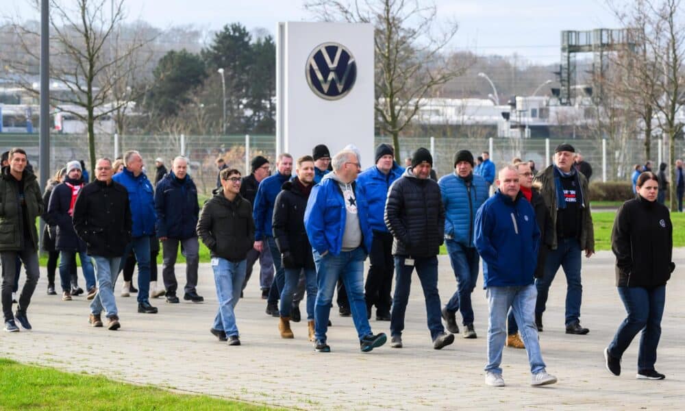 Imagen del pasado 2 de diciembre de trabajadores de Volkswagen en la factoría alemana de Wolfsburgo. EFE/EPA/JULIAN STRATENSCHULTE / POOL