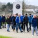 Imagen del pasado 2 de diciembre de trabajadores de Volkswagen en la factoría alemana de Wolfsburgo. EFE/EPA/JULIAN STRATENSCHULTE / POOL