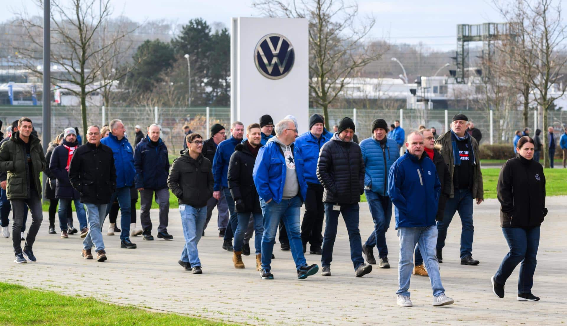 Imagen del pasado 2 de diciembre de trabajadores de Volkswagen en la factoría alemana de Wolfsburgo. EFE/EPA/JULIAN STRATENSCHULTE / POOL