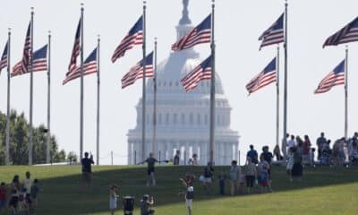 Fotografía de archivo fechada el 21 de junio de 2024 de personas visitando la base del monumento a Washington en el National Mall, con el edificio del Capitolio de los EE. UU. atrás en Washington (EE.UU.). EFE/EPA/MICHAEL REYNOLDS