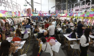 Fotografía de archivo fechada el 23 de enero de 2024 que muestra personas participando en una rueda de negocios durante la primera jornada de la feria Colombiatex 2024, en Medellín (Colombia). EFE/ Luis Eduardo Noriega Arboleda