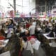 Fotografía de archivo fechada el 23 de enero de 2024 que muestra personas participando en una rueda de negocios durante la primera jornada de la feria Colombiatex 2024, en Medellín (Colombia). EFE/ Luis Eduardo Noriega Arboleda