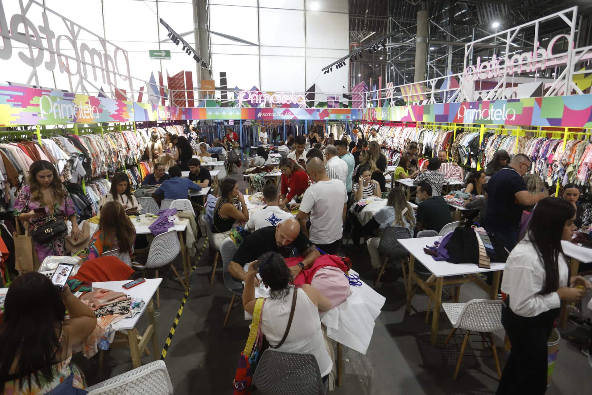 Fotografía de archivo fechada el 23 de enero de 2024 que muestra personas participando en una rueda de negocios durante la primera jornada de la feria Colombiatex 2024, en Medellín (Colombia). EFE/ Luis Eduardo Noriega Arboleda