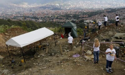 Integrantes de la Unidad de Búsqueda de Personas dadas por Desaparecidas (UBPD) participan este 26 de diciembre de 2024 de una intervención forense en 'La Escombrera', en Medellín (Colombia). EFE/STR