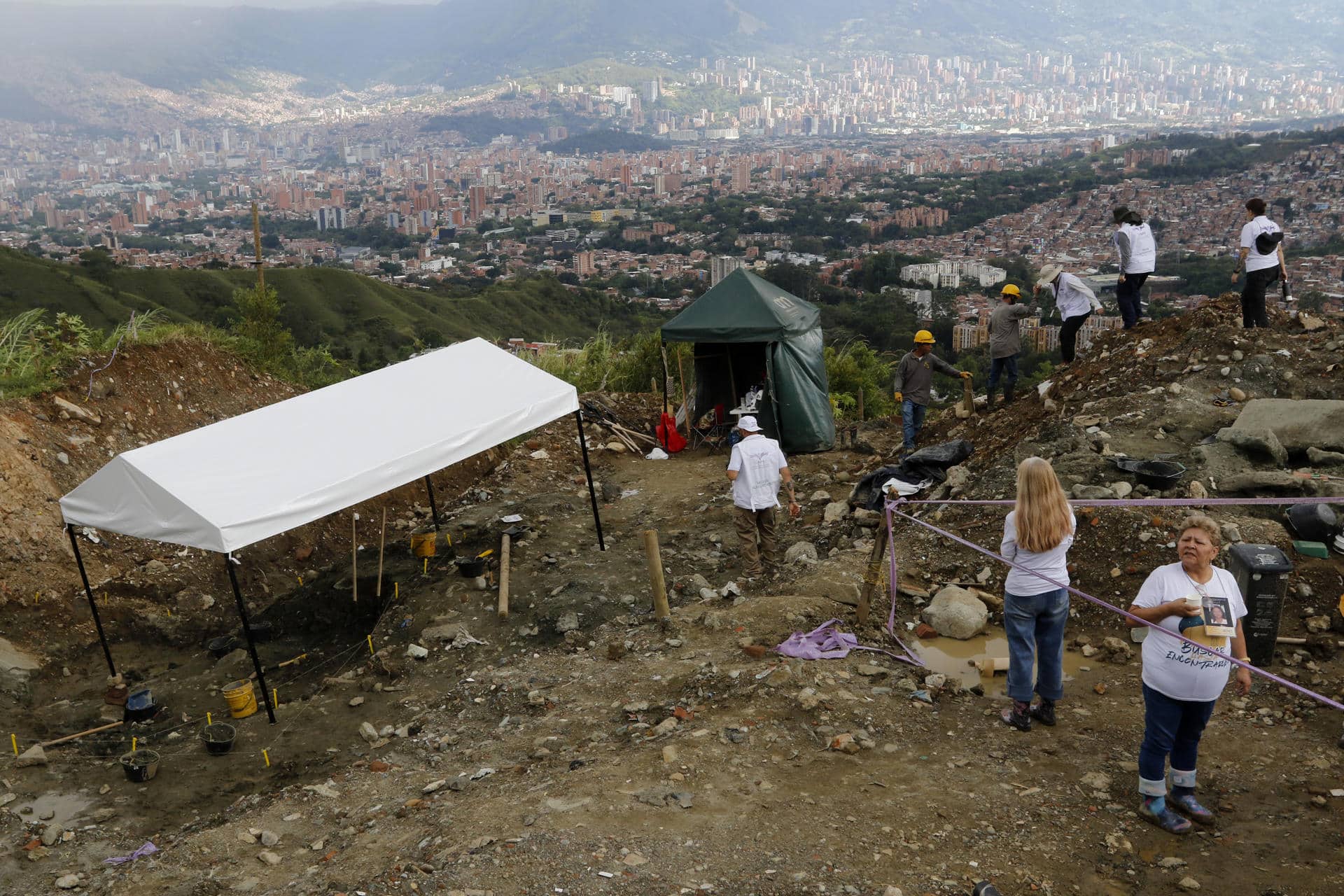 Integrantes de la Unidad de Búsqueda de Personas dadas por Desaparecidas (UBPD) participan este 26 de diciembre de 2024 de una intervención forense en 'La Escombrera', en Medellín (Colombia). EFE/STR