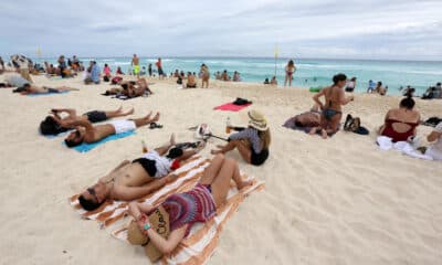 Personas descansan en una playa este miércoles, en Cancún (México). EFE/ Alonso Cupul