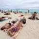 Personas descansan en una playa este miércoles, en Cancún (México). EFE/ Alonso Cupul