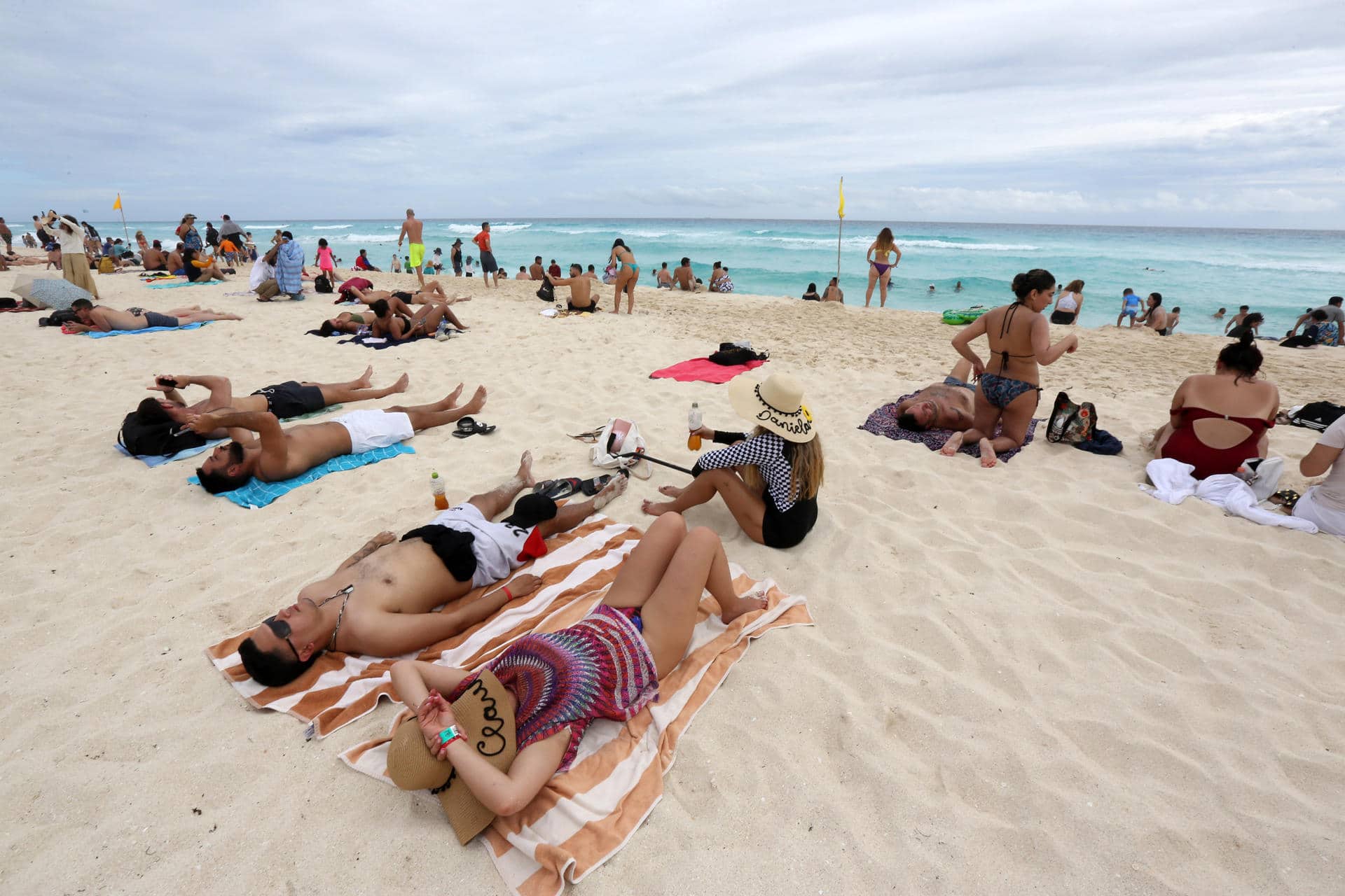 Personas descansan en una playa este miércoles, en Cancún (México). EFE/ Alonso Cupul