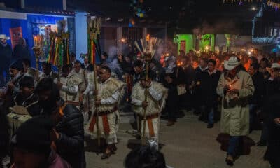 Indígenas tzotziles se preparan este martes para celebrar la navidad, en San Juan Chamula, estado de Chiapas (México). EFE/ Carlos López