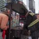 Personas escriben sus deseos para el Año Nuevo en papeletas, este miércoles, en la icónica plaza de Times Square, en Nueva Yor (EE.UU.). EFE/Ángel Colmenares