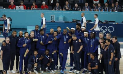 Fotografía de archivo del equipo de Estados Unidos masculino de baloncesto tras ganar la medalla de oro en los Juegos de París 2024. EFE/ Juanjo Martin