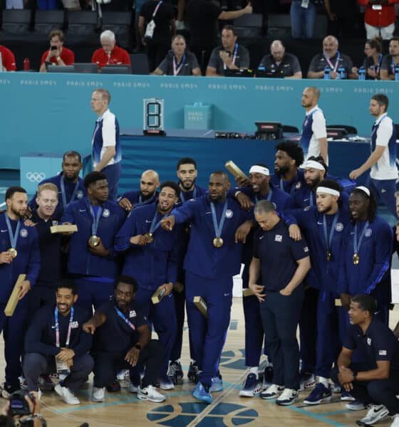 Fotografía de archivo del equipo de Estados Unidos masculino de baloncesto tras ganar la medalla de oro en los Juegos de París 2024. EFE/ Juanjo Martin