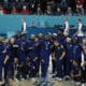 Fotografía de archivo del equipo de Estados Unidos masculino de baloncesto tras ganar la medalla de oro en los Juegos de París 2024. EFE/ Juanjo Martin