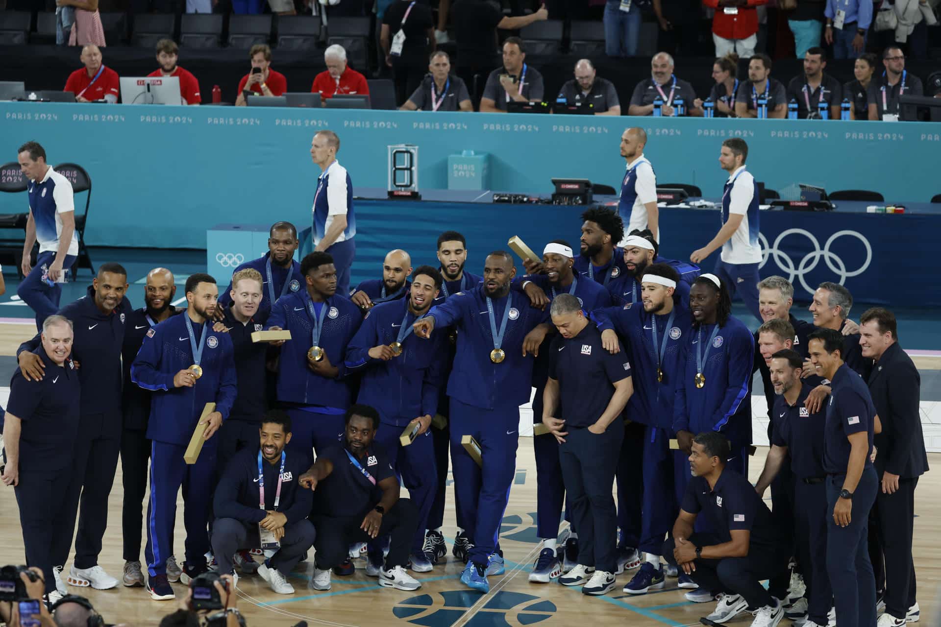 Fotografía de archivo del equipo de Estados Unidos masculino de baloncesto tras ganar la medalla de oro en los Juegos de París 2024. EFE/ Juanjo Martin