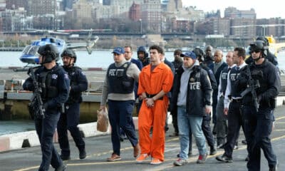 Fotografía cedida por la Alcaldía de Nueva York de Luigi Mangione siendo trasladado por agentes de policía a su llegada al helipuerto de Wall Street, este jueves en Nueva York (Estados Unidos). EFE/ Michael Appleton / Alcaldía de Nueva York / SOLO USO EDITORIAL/ SOLO DISPONIBLE PARA ILUSTRAR LA NOTICIA QUE ACOMPAÑA (CRÉDITO OBLIGATORIO)