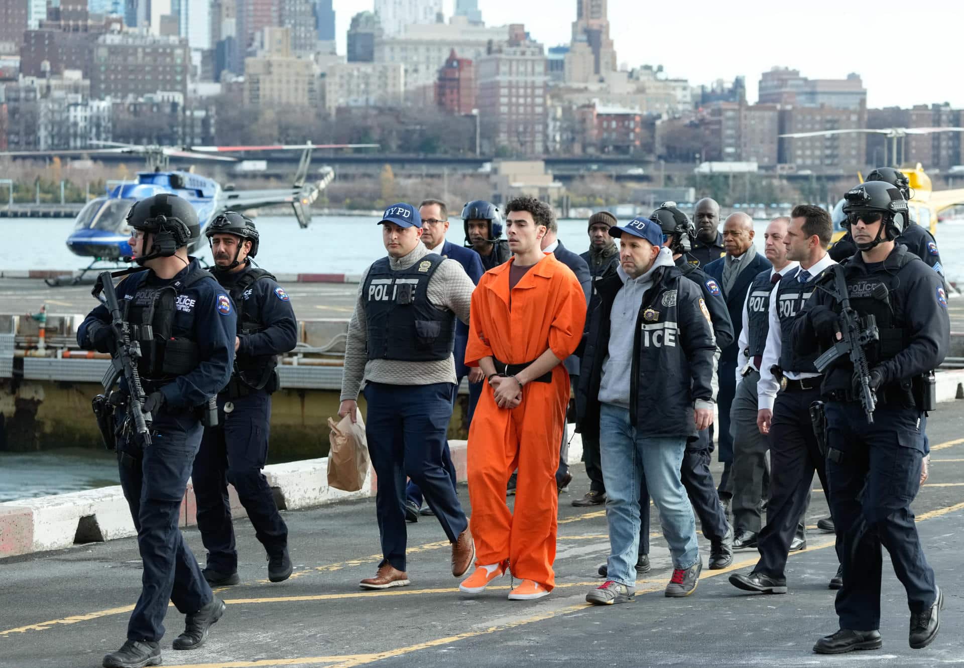 Fotografía cedida por la Alcaldía de Nueva York de Luigi Mangione siendo trasladado por agentes de policía a su llegada al helipuerto de Wall Street, este jueves en Nueva York (Estados Unidos). EFE/ Michael Appleton / Alcaldía de Nueva York / SOLO USO EDITORIAL/ SOLO DISPONIBLE PARA ILUSTRAR LA NOTICIA QUE ACOMPAÑA (CRÉDITO OBLIGATORIO)