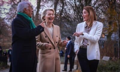 El presidente del Consejo Europeo, Antonio Costa, la presidenta de la Comisión Europea, Ursula von der Leyen, y la presidenta del Parlamento Europeo, Roberta Metsola, asisten a su reunión frente a la Casa de la Historia Europea en Bruselas, Bélgica, el 02 de diciembre de 2024. (Bélgica, Bruselas) EFE/EPA/OLIVIER HOSLET