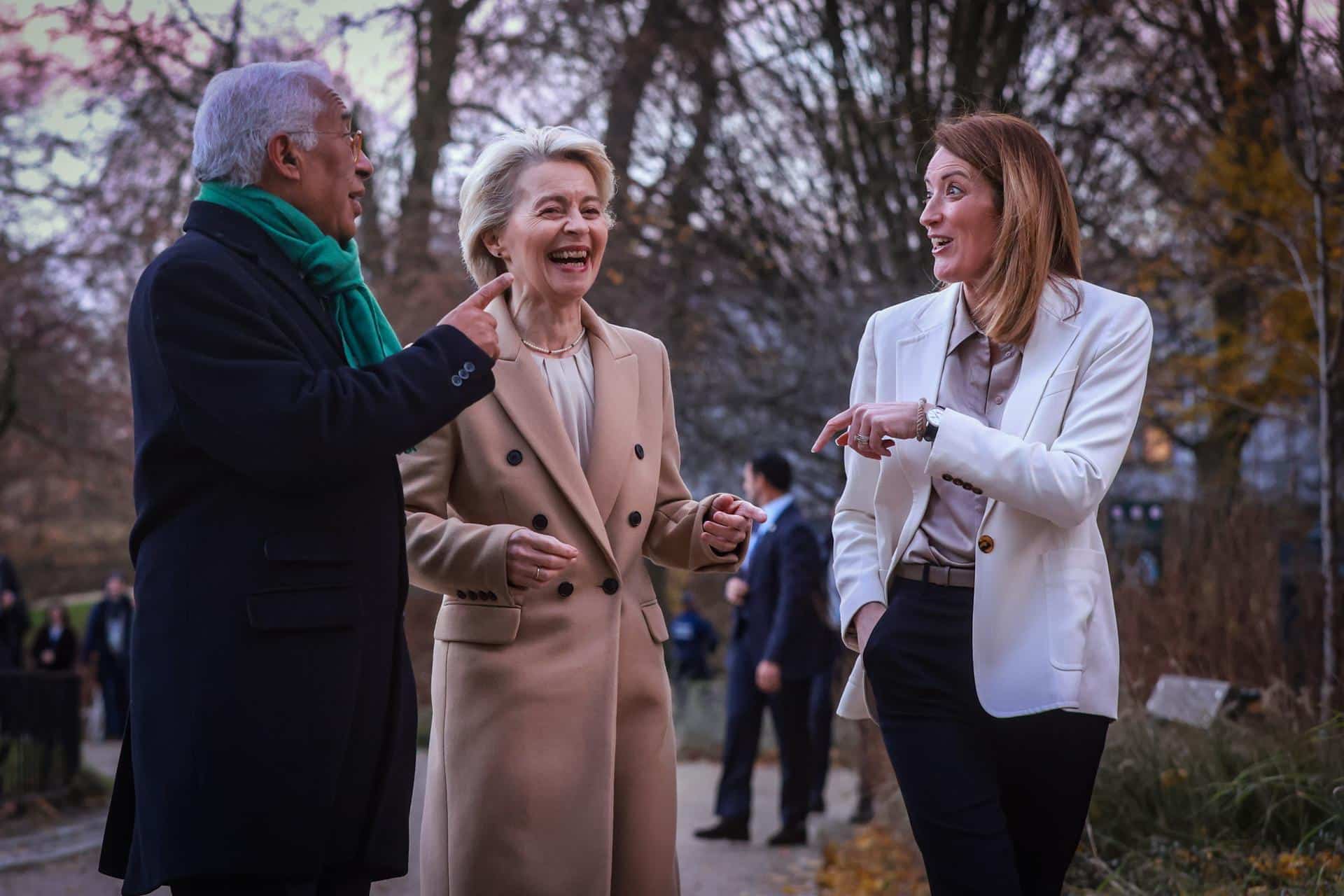 El presidente del Consejo Europeo, Antonio Costa, la presidenta de la Comisión Europea, Ursula von der Leyen, y la presidenta del Parlamento Europeo, Roberta Metsola, asisten a su reunión frente a la Casa de la Historia Europea en Bruselas, Bélgica, el 02 de diciembre de 2024. (Bélgica, Bruselas) EFE/EPA/OLIVIER HOSLET