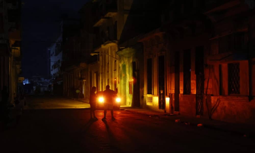 Fotografía de archivo de un apagón en La Habana (Cuba). EFE/ Ernesto Mastrascusa