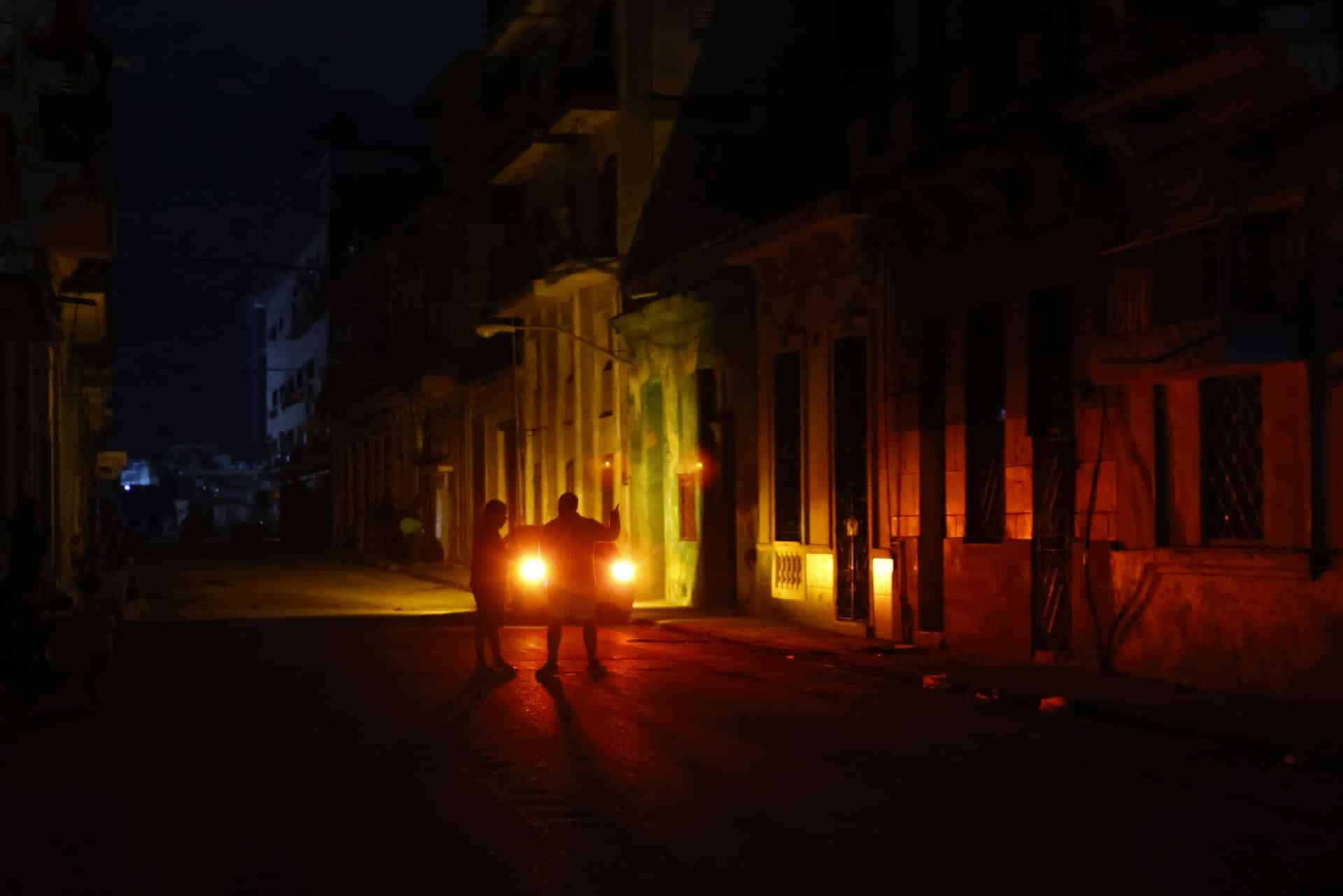 Fotografía de archivo de un apagón en La Habana (Cuba). EFE/ Ernesto Mastrascusa