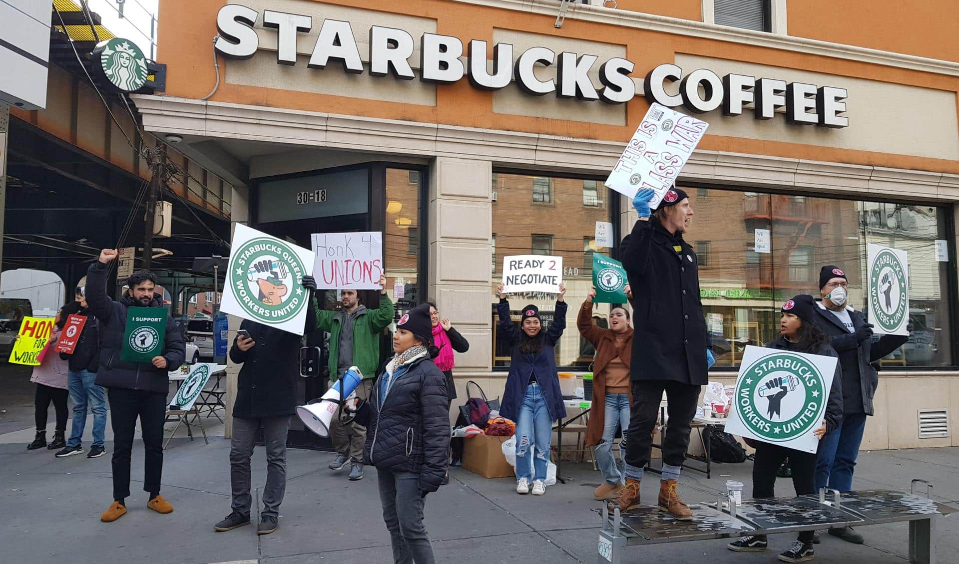 Imagen de archivo de trabajadores de la cadena Starbucks que protestanen el barrio de Queens en Nueva York (Estados Unidos). EFE/ Jorge Fuentelsaz