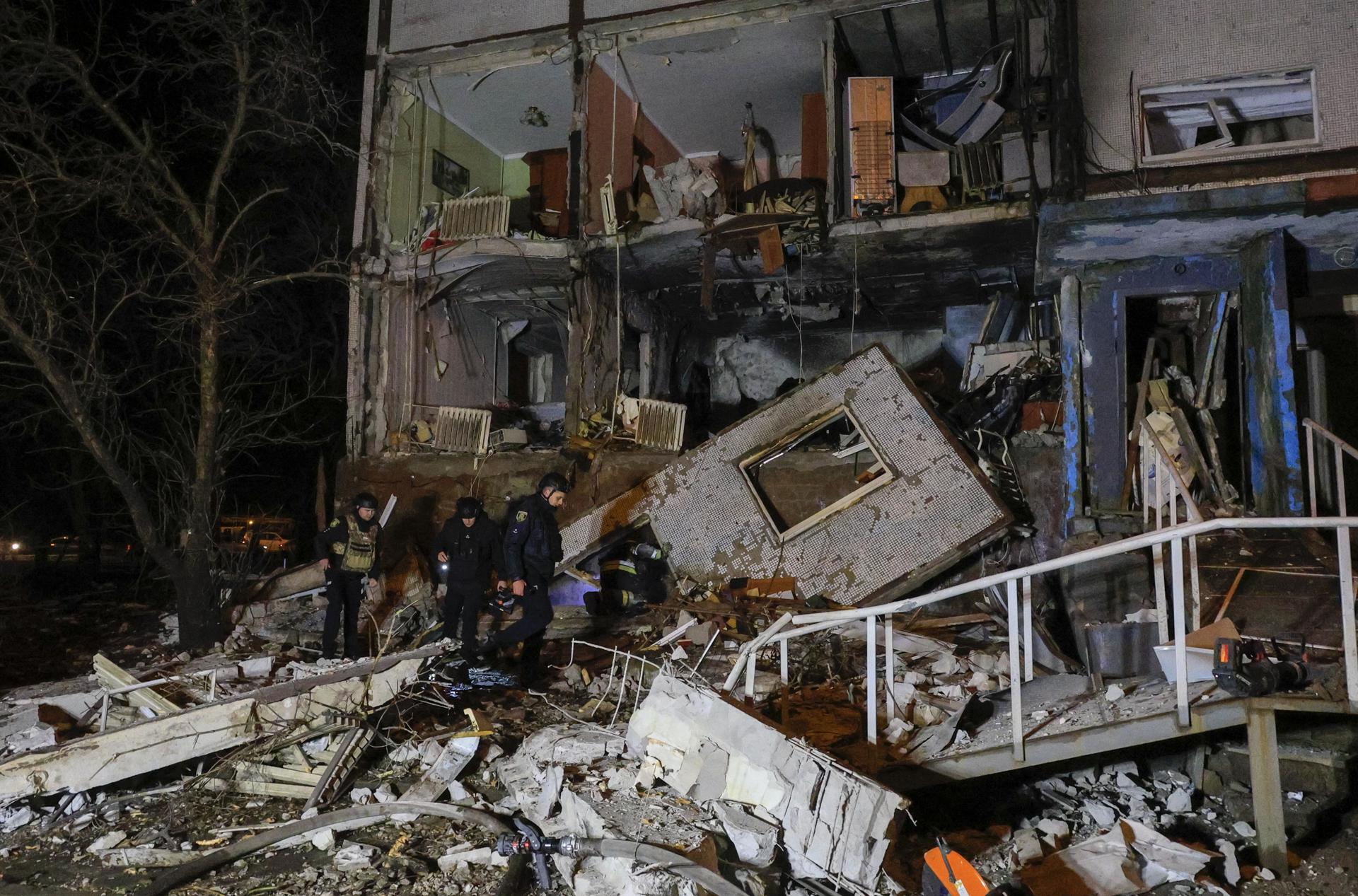 Daños en un edificio de Járkov por un ataque ruso. EFE/EPA/SERGEY KOZLOV 72008