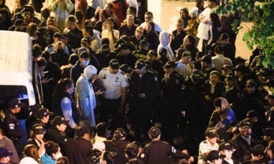 Miembros de la secta judía Lev Tahor se enfrentan con agentes de la Policía Nacional Civil de Guatemala este domingo, en Ciudad de Guatemala (Guatemala). EFE/ Stringer