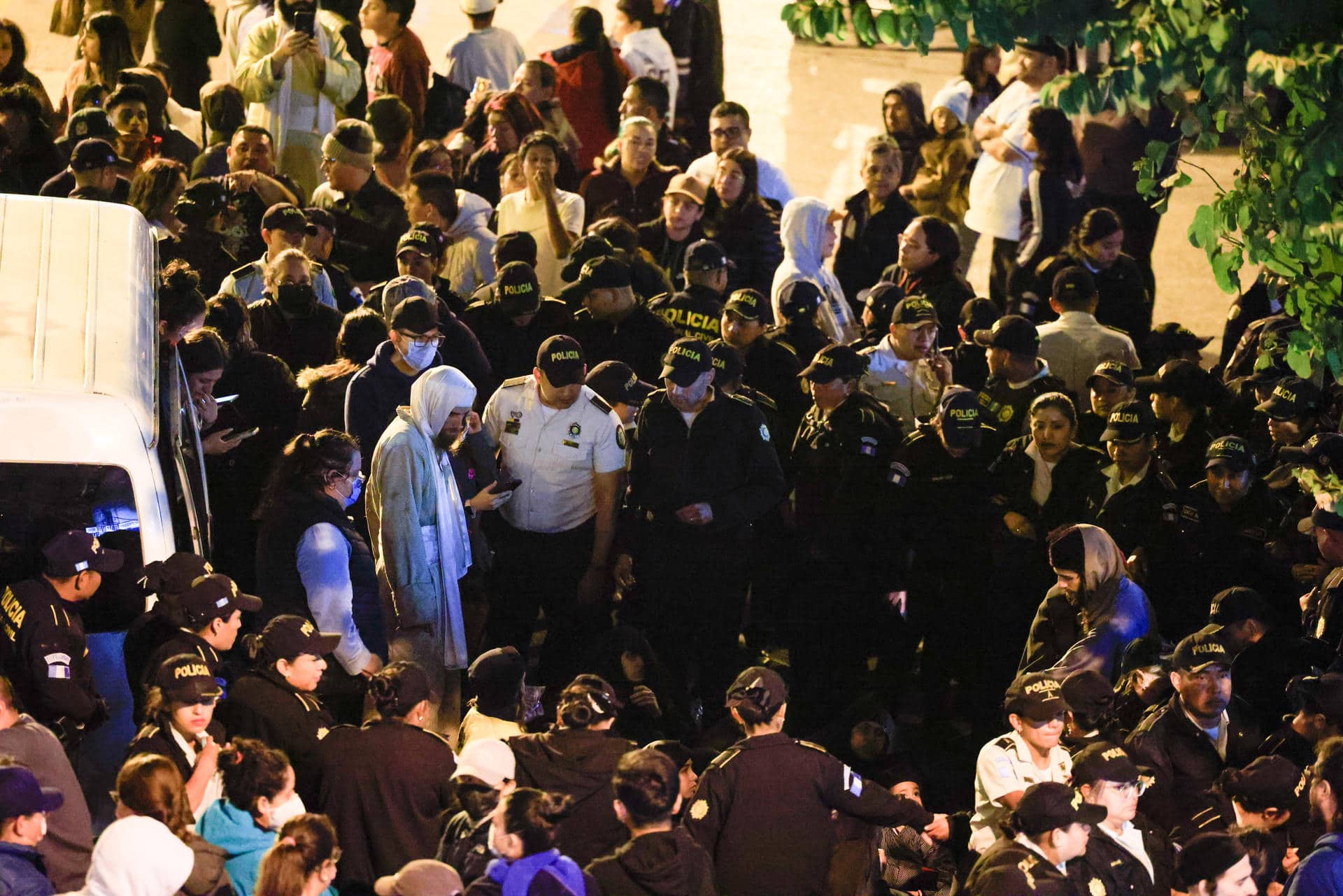 Miembros de la secta judía Lev Tahor se enfrentan con agentes de la Policía Nacional Civil de Guatemala este domingo, en Ciudad de Guatemala (Guatemala). EFE/ Stringer