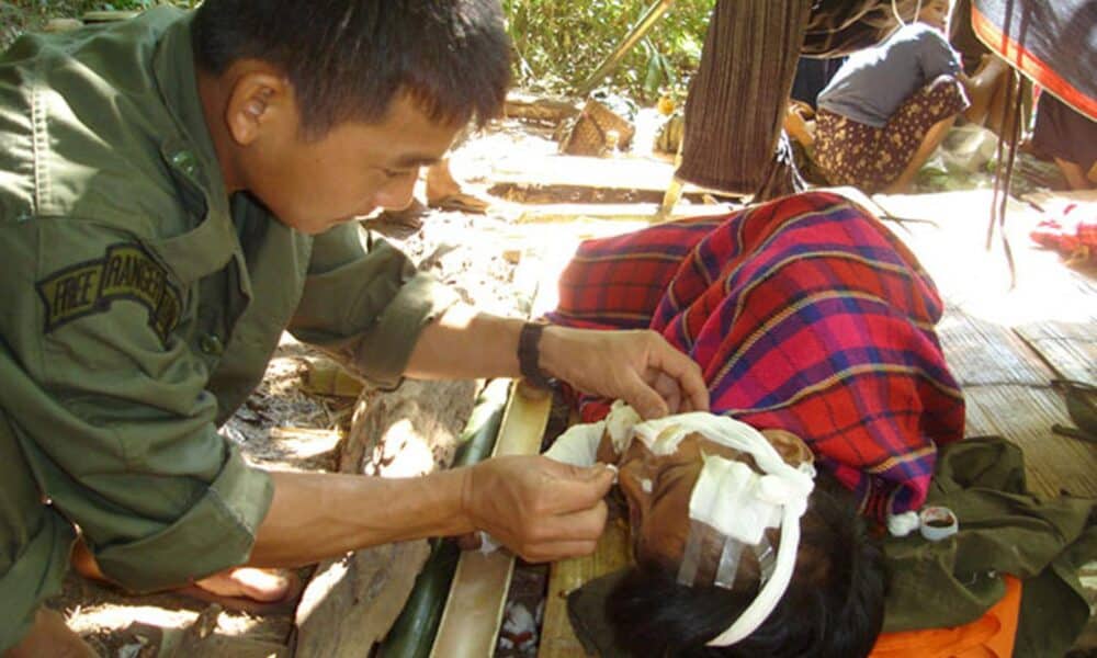 Fotografía de archivo de un médico de campaña tratando a la víctima de una mina antipersonal en Birmania (Myanmar). EFE/Free Burma Rangers