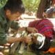 Fotografía de archivo de un médico de campaña tratando a la víctima de una mina antipersonal en Birmania (Myanmar). EFE/Free Burma Rangers