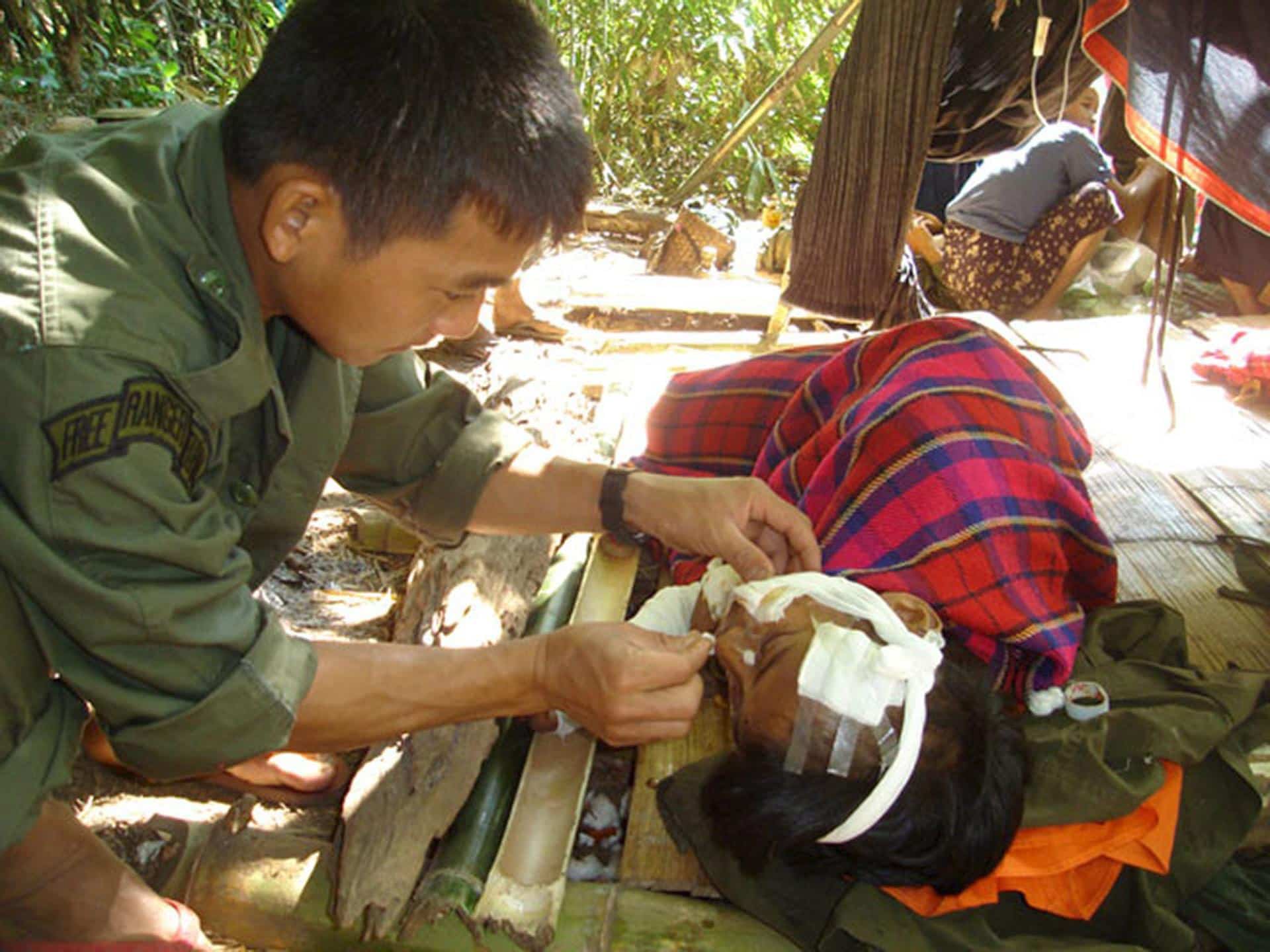 Fotografía de archivo de un médico de campaña tratando a la víctima de una mina antipersonal en Birmania (Myanmar). EFE/Free Burma Rangers