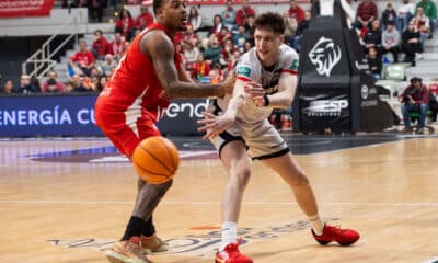 Agustín Ubal pasa un balón ante Troy Caupain. EFE/Marcial Guillén