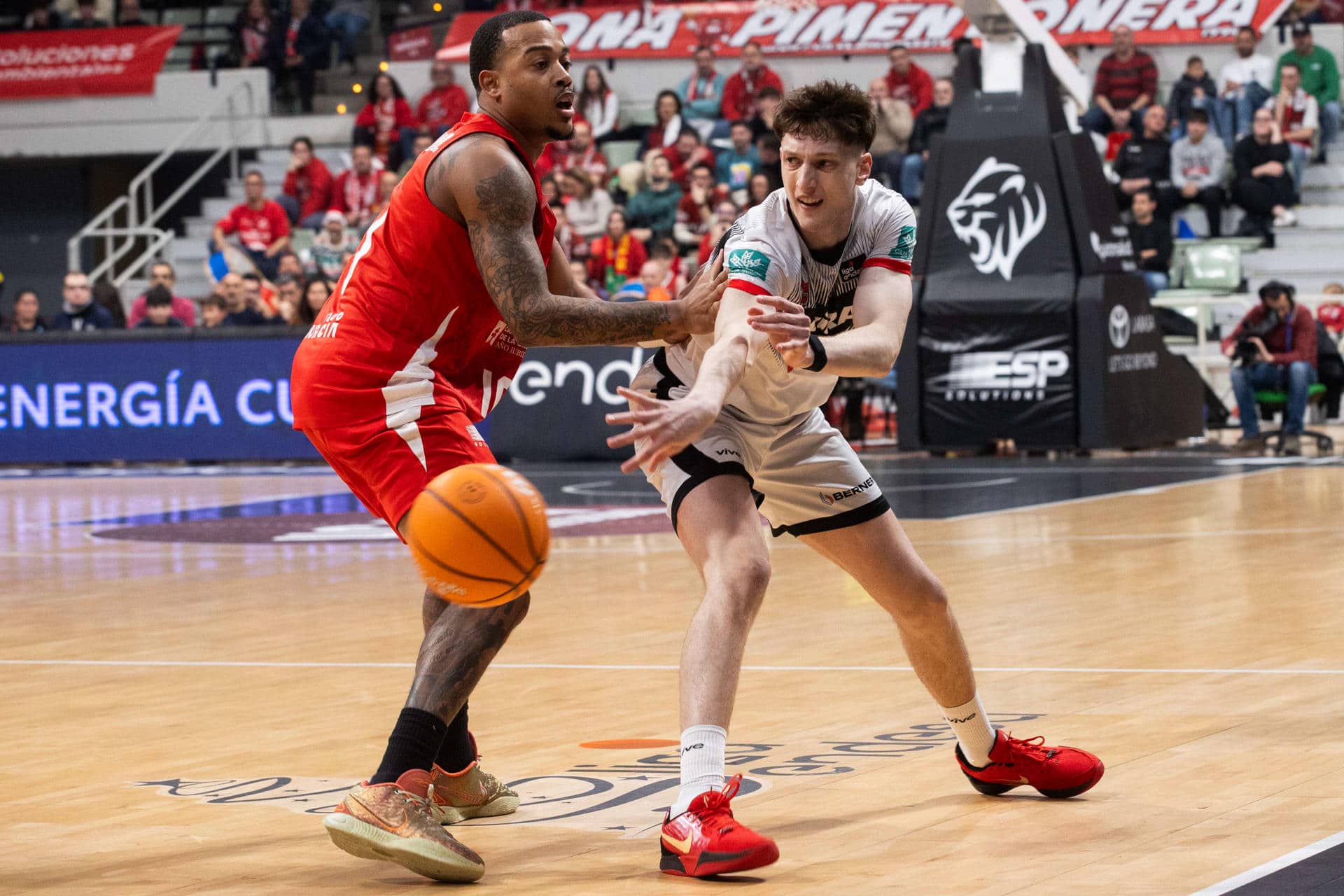 Agustín Ubal pasa un balón ante Troy Caupain. EFE/Marcial Guillén