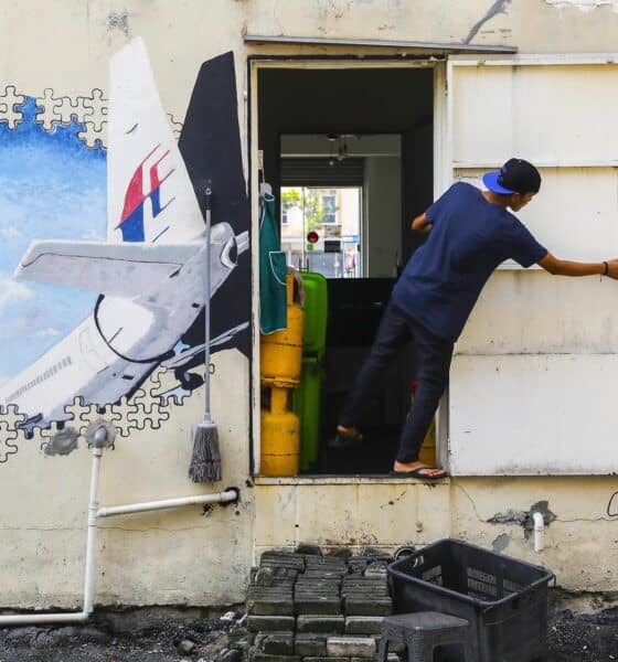 Un mural en recuerdo del avión MH370, desaparecido en 2014 cuando sobrevolaba el oceano Índico con 239 personas a bordo.
EFE/EPA/FAZRY ISMAIL