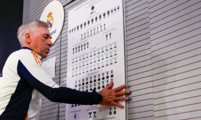 El técnico del Real Madrid, Carlo Ancelotti, sale de la sala después de ofrecer una rueda de prensa al término del entrenamiento del equipo en Valdebebas (Madrid). EFE/ Javier Lizón