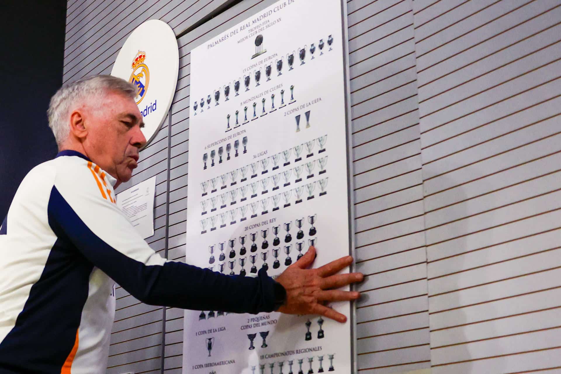 El técnico del Real Madrid, Carlo Ancelotti, sale de la sala después de ofrecer una rueda de prensa al término del entrenamiento del equipo en Valdebebas (Madrid). EFE/ Javier Lizón