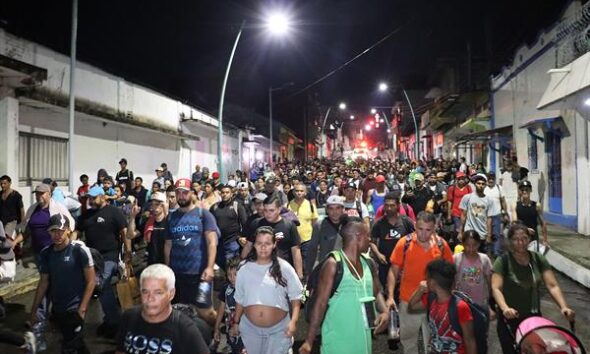 Caravana migrante sale del sur de México hacia EE.UU.