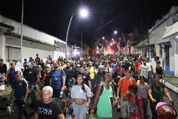 Caravana migrante sale del sur de México hacia EE.UU.