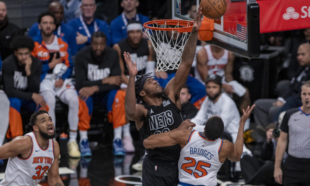 Day'Ron Sharpe (i) de Brooklyn Nets disputa un balón con Mikal Bridges de New York Knicks en un partido de la NBA. EFE/Ángel Colmenares