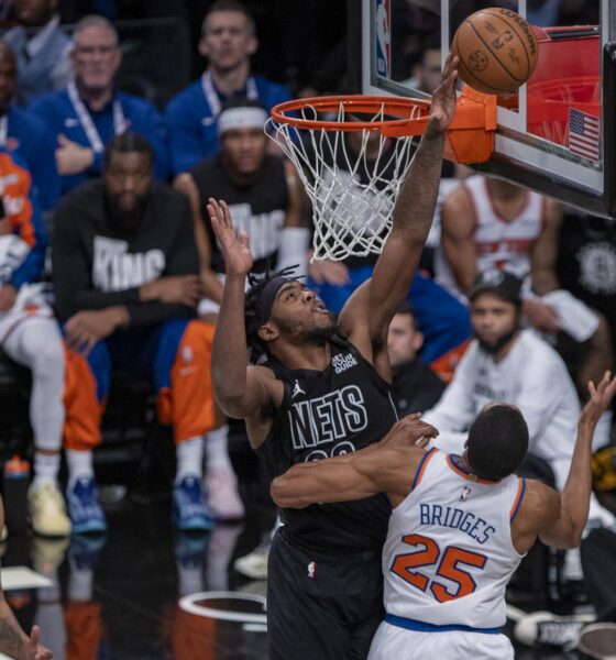 Day'Ron Sharpe (i) de Brooklyn Nets disputa un balón con Mikal Bridges de New York Knicks en un partido de la NBA. EFE/Ángel Colmenares