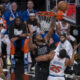 Day'Ron Sharpe (i) de Brooklyn Nets disputa un balón con Mikal Bridges de New York Knicks en un partido de la NBA. EFE/Ángel Colmenares