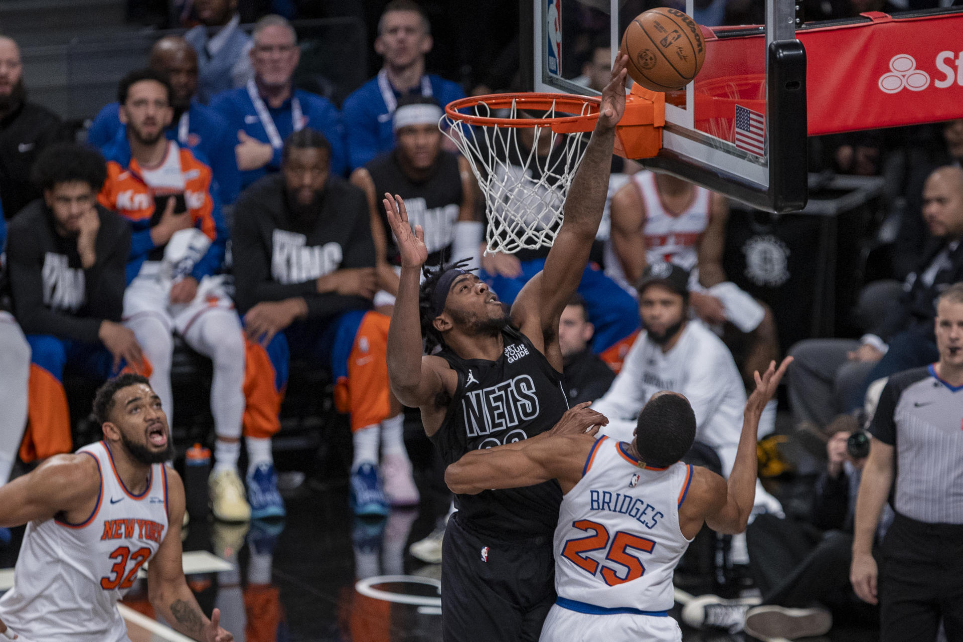 Day'Ron Sharpe (i) de Brooklyn Nets disputa un balón con Mikal Bridges de New York Knicks en un partido de la NBA. EFE/Ángel Colmenares