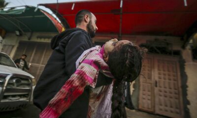 Un palestino traslada el cuerpo de un niña herida a un hospital de Deir Al Balah, en el centro de Gaza. EFE/EPA/MOHAMMED SABER