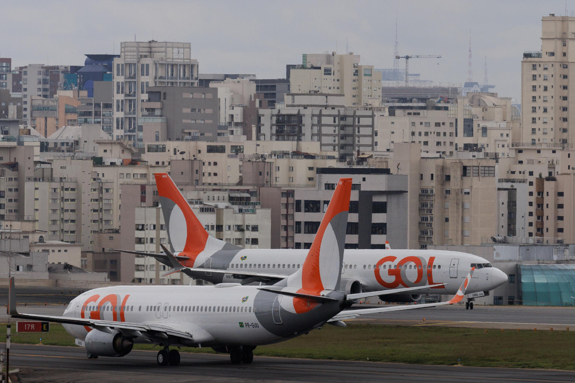 Fotografía de archivo de dos aviones de la aerolínea Gol en el aeropuerto de Congonhas, en Sao Paulo (Brasil). EFE/ Isaac Fontana