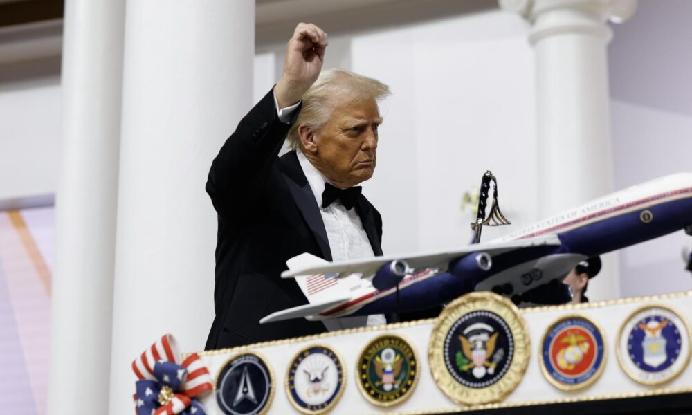 El presidente de Estados Unidos, Donald Trump, corta el pastel durante el baile del Comandante en Jefe en Washington, DC. EFE/EPA/ANNA MONEYMAKER / POOL